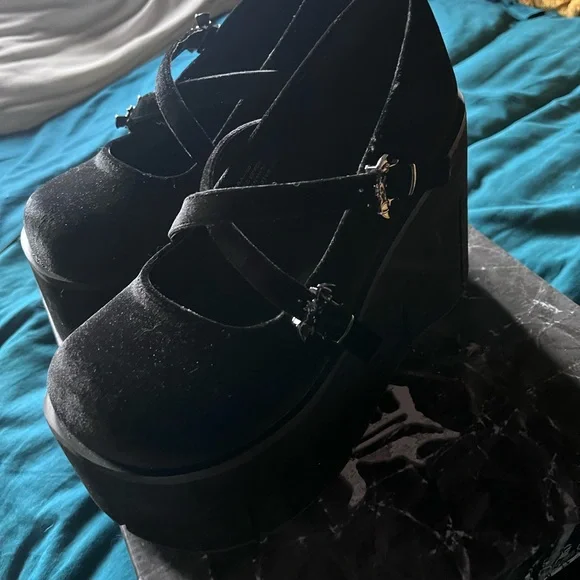 Demonia - Kera -10 black velvet platform - Picture 2 of 3